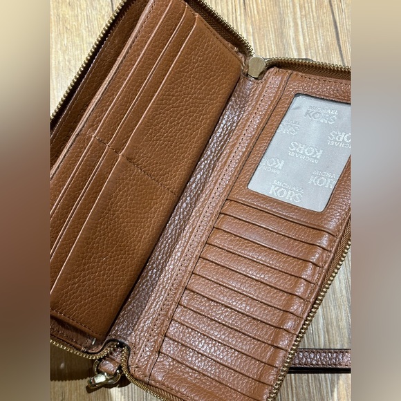 MICHAEL MICHAEL KORS
Leather Continental Wristlet - Picture 2 of 4